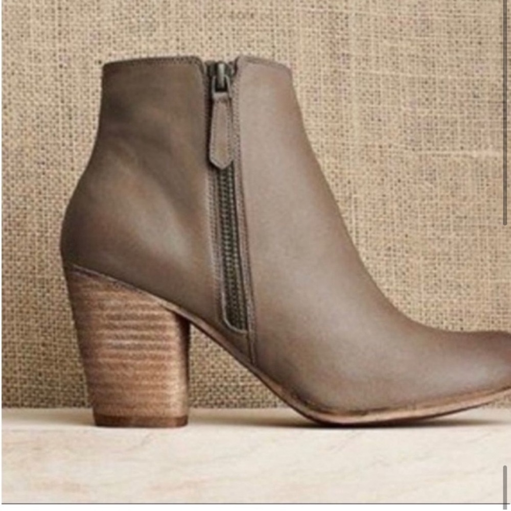 NORDSTROM “TROLLEY” GRAY LEATHER DISTRESSED ZIP ANKLE BOOTIE SIZE 11. (Runs Sm)